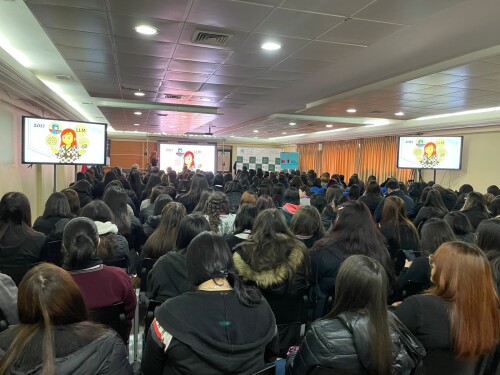 Cami dando una charla sobre IA
