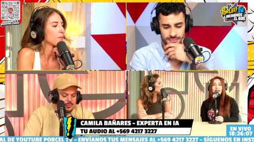Cami dando una charla sobre IA